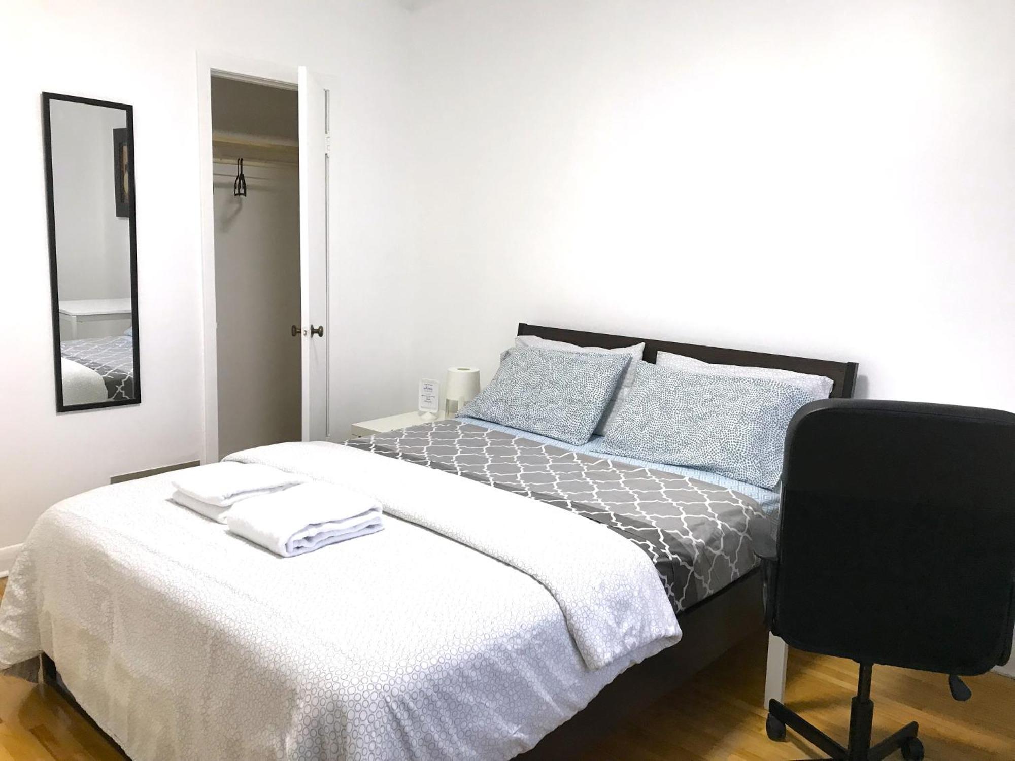 Big Private Room Midmontreal Next To Station Metro - Parking Free 外观 照片