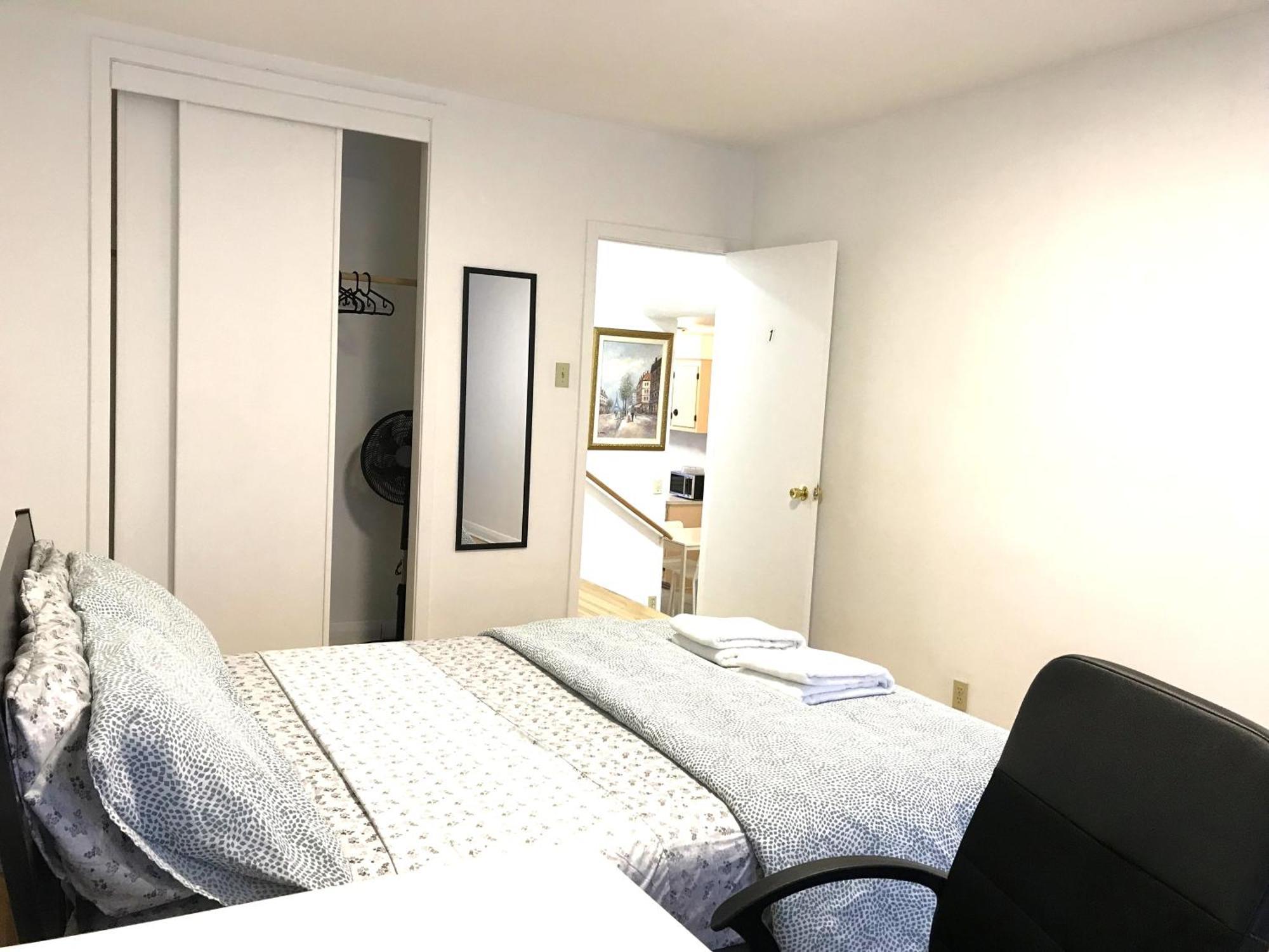 Big Private Room Midmontreal Next To Station Metro - Parking Free 外观 照片